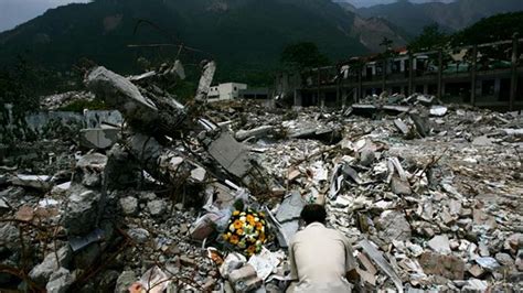 汶川地震尸体图片（汶川大地震徒步25公里）_可可情感网
