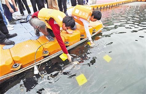 【重庆日报】多鳍式水下仿真机器人成功完成首次下水试验----中国科学院