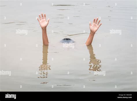 Meerwasser ertrinken -Fotos und -Bildmaterial in hoher Auflösung - Alamy