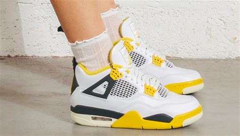 Air Jordan 4 Retro Undefeated Deep Green