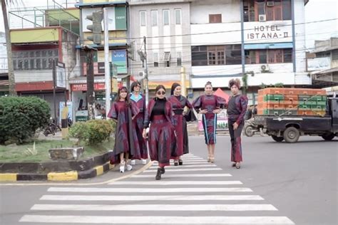 Wah! Meski Lampu Merah Keadaan Padam, Aksi Citayam Fashion ...