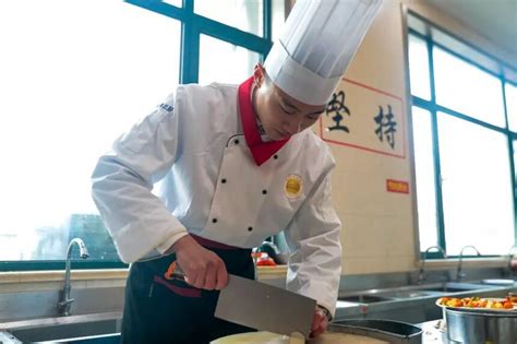 学厨师去餐厅和学校哪个更好？_新东方烹饪教育（上海校区）【官网】