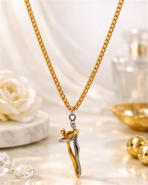 18kt Gold Plated Couple Hug Pendant and Chain – Carlton London Online