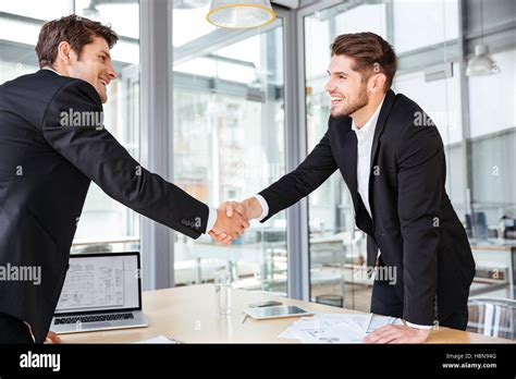 Businessman Shaking Hands 的图像结果