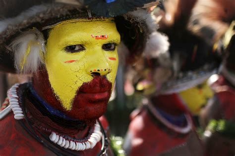 New Guinea hunters fashioned daggers from the bones of their fallen ...