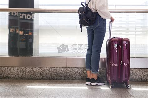 独自行走的女人扛着行李在火车站等待火车
