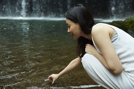 坐在瀑布小溪旁的女青年高清图片下载-正版图片502071744-摄图网