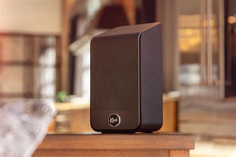 https://klipsch.imgix.net/general/Klipsch-Flexus-SURR-200-front-up-close-sitting-on-a-table_2000x1333.png?crop=focalpoint&domain=klipsch.imgix.net&fit=crop&fm=webp&fp-x=0.5&fp-y=0.5&h=621&ixlib=php-3.3.1&q=100&w=932