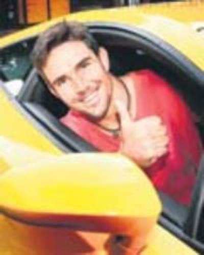 Warne's '˜wheels' land KP in trouble