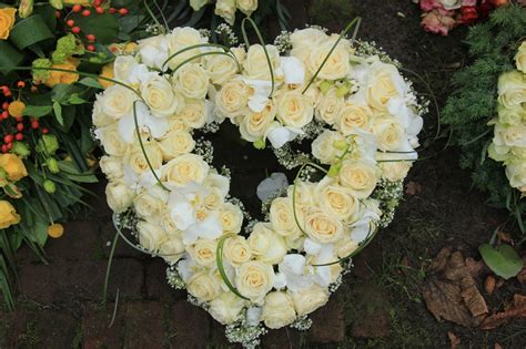 Your Guide to Creating and Sending Funeral Flower Arrangements - La ...