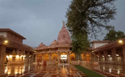 कोराडी महालक्ष्मी जगदम्बा माता मंदिर मार्ग पर हुआ हादसा, सब सुरक्षित ...