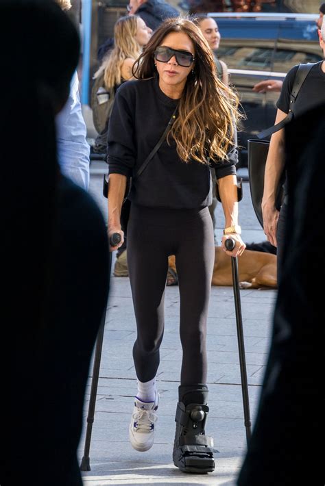 Victoria Beckham trägt jetzt (untypischerweise) Sneaker – und zwar dieses Modell von Nike ...