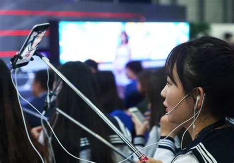 最新数据：中国网民突破10亿，6亿人看直播，1亿人做过主播 - 知乎
