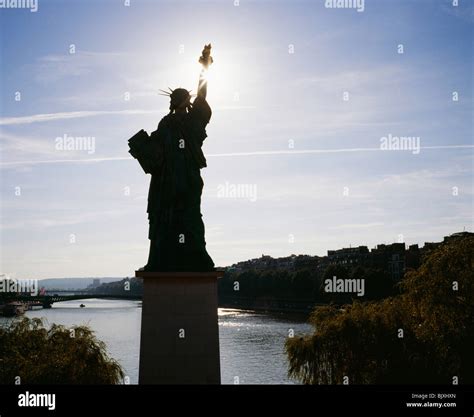 Silhouette of statue of liberty Stock Photo - Alamy