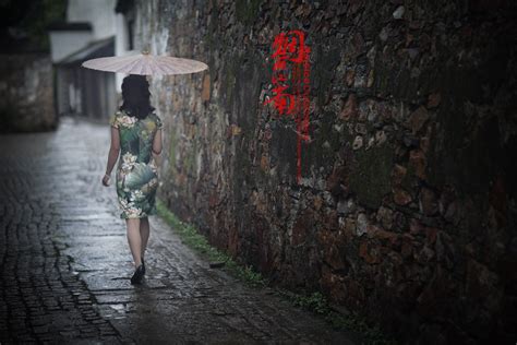 下雨的真实图片,正在下雨照片真实图 - 伤感说说吧