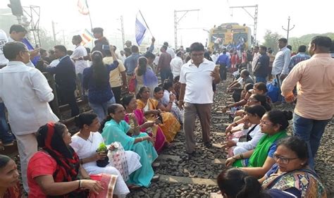 Maharashtra Bandh in Pictures & Videos: Protesters Halt Local Trains ...