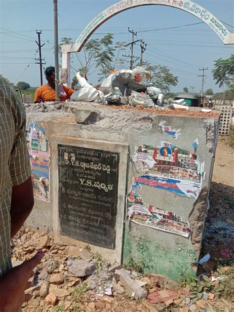 YSR Statue: జేసీబీతో వైఎస్ విగ్రహాన్ని ధ్వంసం చేసిన దుండగులు.. తీవ్రంగా ...