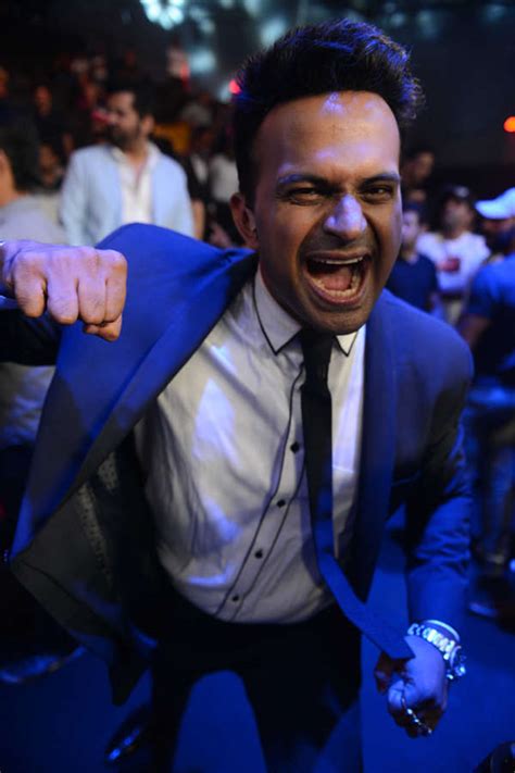 Amir Khan and Sushant Singh Rajput pose with boxers during the Super ...