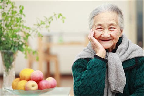 膳食指南：老年人可这样吃坚果，补充营养，品尝美食，更健康_腾讯新闻
