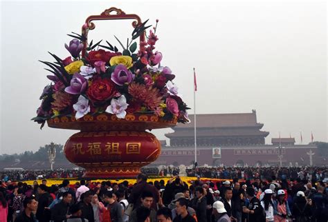 天安门广场举行国庆升旗仪式---中国文明网