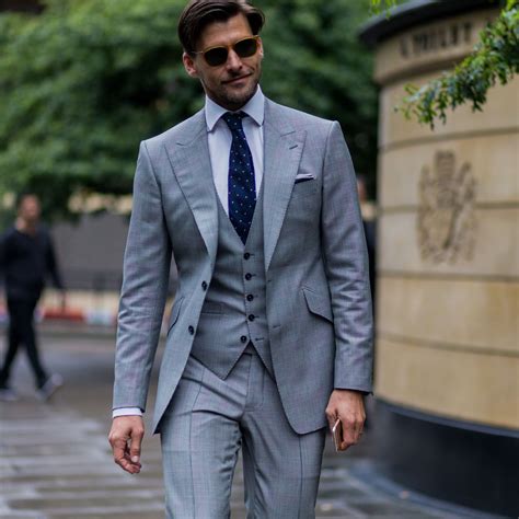 Hombres Con Trajes Grises