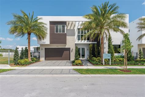 'Miami Modern' Style Makes a Splash with Buyers | Builder Magazine