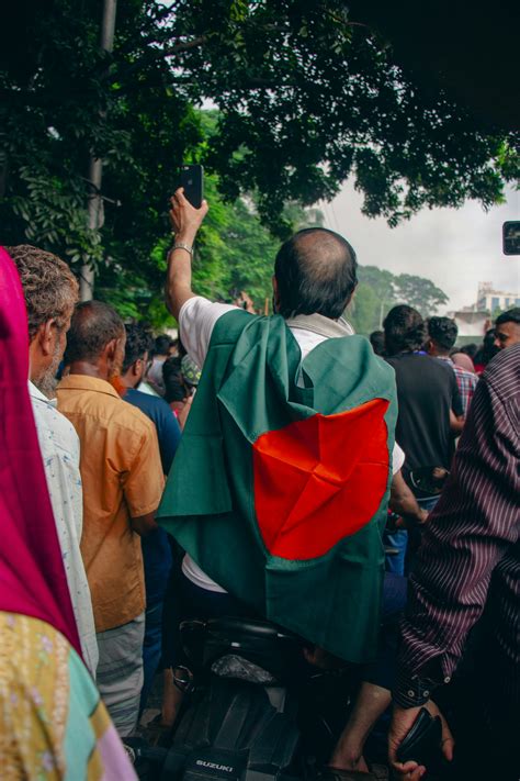 Group of People Standing 的图像结果