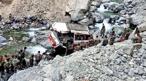 突发！印度军车坠河，“7死19伤”|印度|交通事故|坠河_新浪新闻