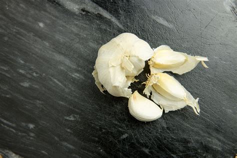 4 Cloves of Garlic Is How Many Tablespoons? - Measuring Made Easy