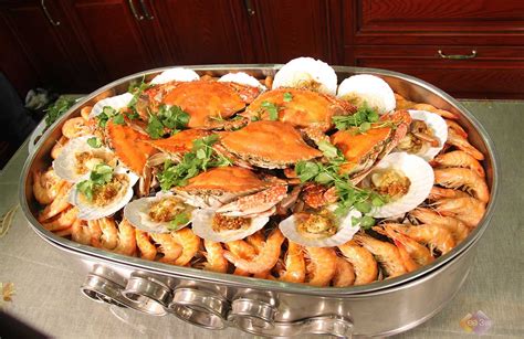 赔卖？海鲜宴满满一大桌仅千元，7种贝类大螃蟹10只