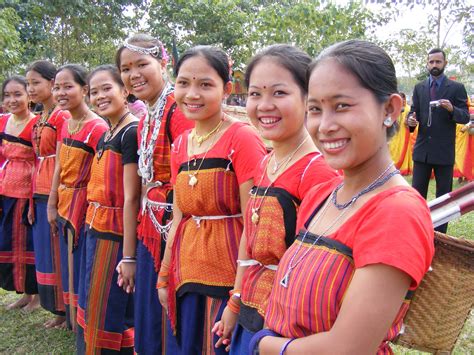 Showmeneel: Ethnic groups in Bangladesh