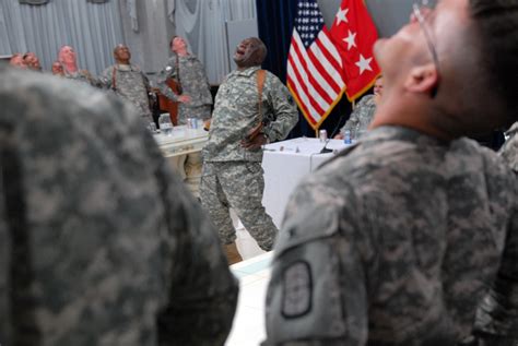 Chief of Army Reserve visits Iraq: MND-B Soldiers ask questions, get ...