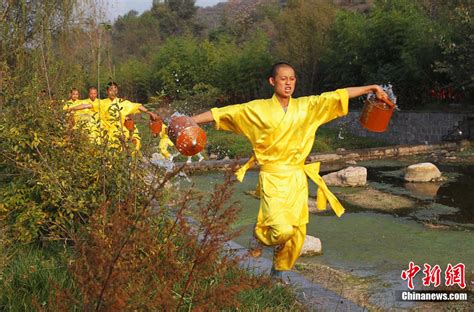 【少林·功夫】感受武僧真魅力 “4岁最小武僧” 哭完继续拍摄！The Charm of the True Shaolin Monk#河南卫视 #少林 #少林功夫 - YouTube