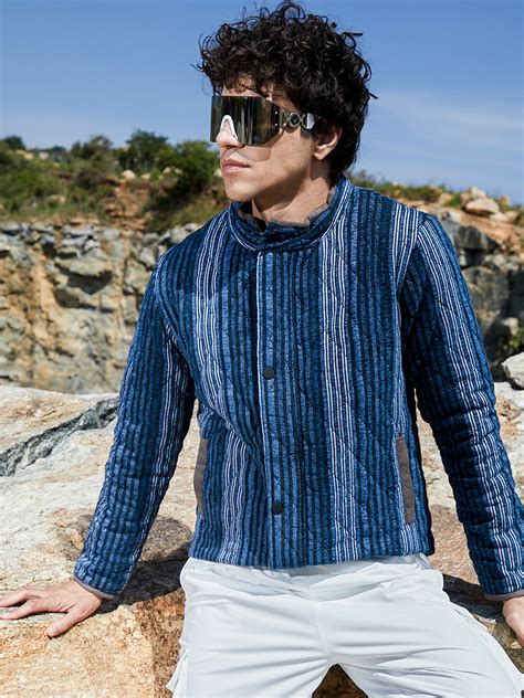 ₹1,999 | Campus Sutra men's Black & Prussian Blue Striped Quilted ...