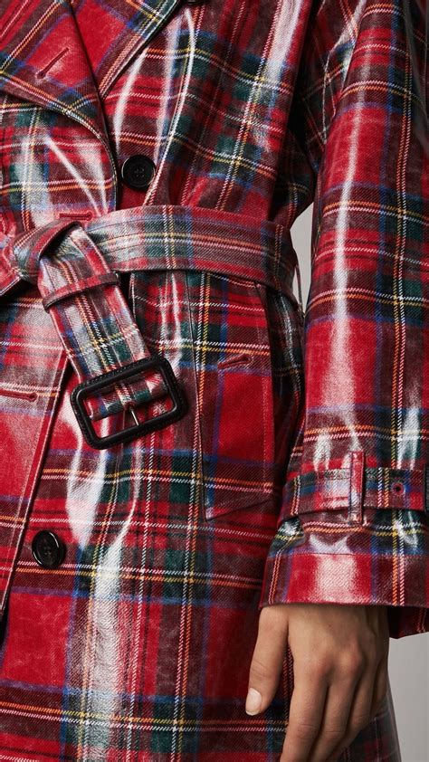 Trendy plaid trench coat. | Plaid fashion, Tartan fashion, Raincoats ...