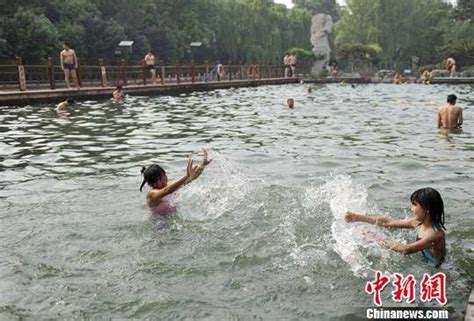 提早入夏 济南市民在泉水中戏水纳凉_旅游频道_凤凰网