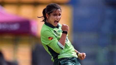 Fatima Sana - a captain burdened, a fast bowler unrestrained - ESPN