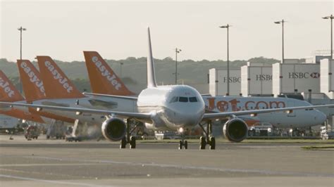 Airline passenger poops on bathroom floor, leading to canceled flight