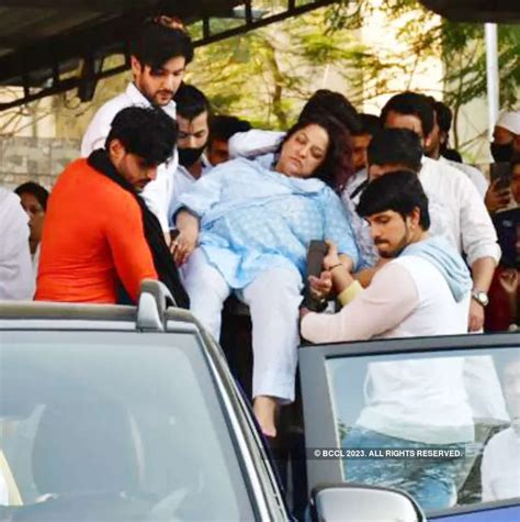 Tunisha Sharma funeral: Ashnoor Kaur, Avneet Kaur and others bid a ...
