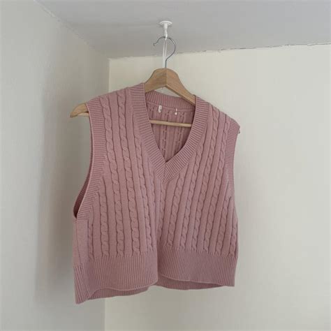 🌸🌸 Cute, pink sleeveless V- necked sweater vest.... - Depop