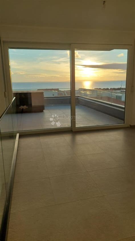 NOVALJA Prodaja stana s vrtom privatnim bazenom, stan, površina 90,02m2