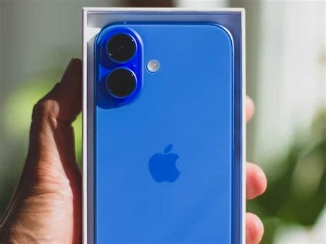 6 Best Compact Phones For One-Hand Use In 2025