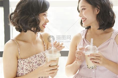 亲密姐妹开心的喝奶茶自拍高清图片下载-正版图片502289830-摄图网