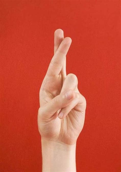 中指和食指叠在一起的手势是什么意思（中指和食指叠在一起的手势意思是什么）
