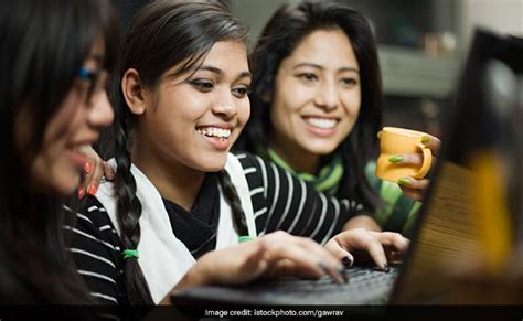 आजादी की राह खोजतीं असुरक्षा की भावना से घिरीं भारतीय महिलाएं | Indian ...