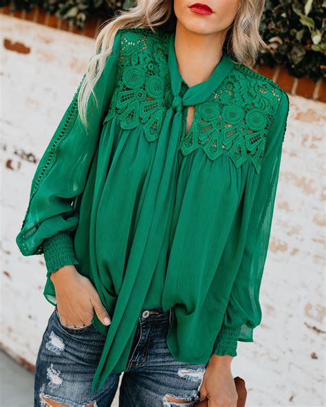 Plaza Lace Peasant Blouse - Kelly Green – VICI | Green blouse outfit ...