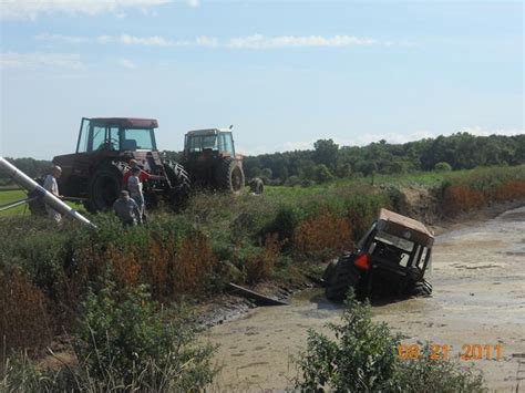 Logging Tractor Mishaps 的图像结果