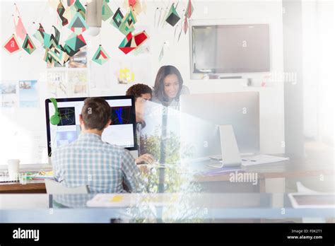 People On Computers at Office 的图像结果