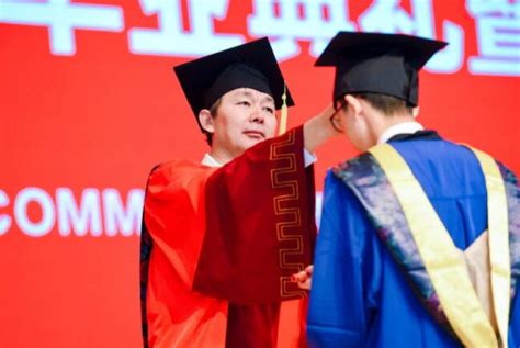 哈工大（深圳）举行2017届第一批研究生毕业典礼 帅哥美女好抢眼
