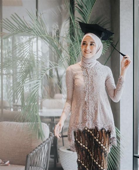 Pin by I'id Imued on Wisuda | Model kebaya modern, Kebaya modern hijab ...
